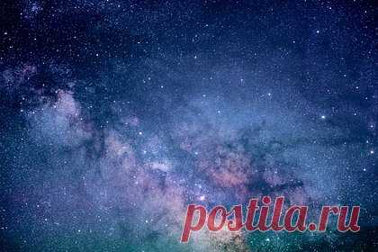 Избыток космического света объяснили темной материей. Ученые Университета Джонса Хопкинса выяснили, что избыток космического светового фона, обнаруженный межпланетным космическим зондом New Horizons, может объясняться распадом гипотетического типа частиц темной материи, называемой аксионами. Они распадаются с образованием фотонов с узким диапазоном энергий.