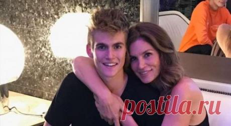 «Мамин сынишка хочет быть гангстером»: 20-летний сын Синди Кроуфорд сделал новое тату на лице (фото) . Милая Я