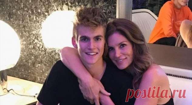 «Мамин сынишка хочет быть гангстером»: 20-летний сын Синди Кроуфорд сделал новое тату на лице (фото) . Милая Я