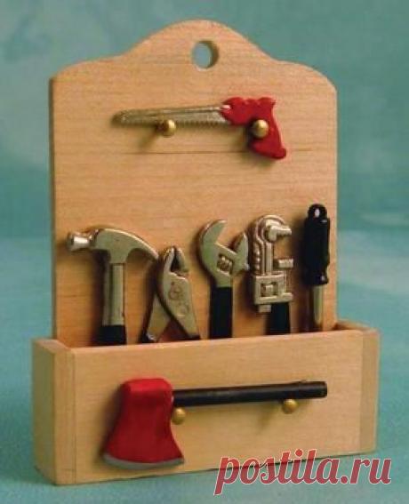 Hanging Tool Set, миниатюра 1:12 (Dollhouse), Streets Ahead арт. D1172 (sa) - Streets Ahead под заказ &lt;- Дома для кукол (dollhouse) и аксессуары М 1:12 - Каталог |