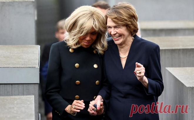 Жен Макрона и Штайнмайера сфотографировали смеющимися на мемориале. Первых леди Германии и Франции Брижит Макрон и Эльке Бюденбендер сфотографировали смеющимися на мемориале памяти жертв Холокоста в Берлине, который расположен в районе Бранденбургских ворот в Берлине.