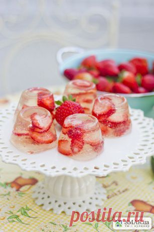 Рецепт: Желе из шампанского с клубникой