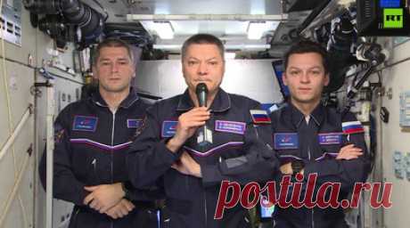 Российские космонавты с борта МКС поздравили соотечественников с Днём народного единства. Российские космонавты на МКС Николай Чуба, Олег Кононенко и Константин Борисов поздравили соотечественников с Днём народного единства. История России — образец искреннего патриотизма и любви к отчизне — вдохновляет её граждан трудится на благо своей страны, подчеркнул Борисов. Космонавты уверены, что благодаря единству и силе духа наша страна справится со всеми сложностями. Читать далее
