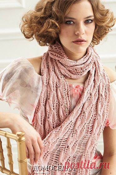 Розовый шарф связан красивым узором из листьев с дорожками из спущенных петель | ДОМОСЕДКА