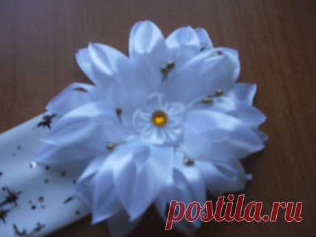 цветок из атласных лент на повязке