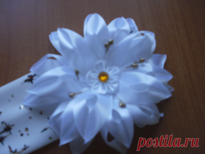 цветок из атласных лент на повязке