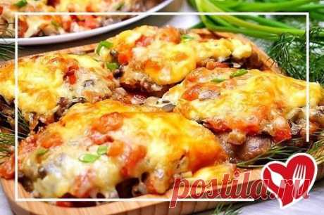 Мясо по-королевски
Ингредиенты:
свинина - 700 г
яйцо - 2 шт.
шампиньоны (свежие) - 200 г
лук - 1 шт.
помидоры - 200 г
сыр - 150 г
майонез (или сметана) - 3 ст. л.
соль - 1 ч. л.
перец черный - по вкусу
мука - для обваливания
Приготовление:
Свинину нарезать на порционные пластины шириной примерно один сантиметр. Здесь шейная часть, но подойдет и любая другая.
Мясо хорошо отбить с двух сторон, а затем посолить и поперчить по вкусу с обеих сторон. Обвалять подготовленные кусочки в муке.
Помид