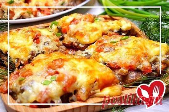 Мясо по-королевски
Ингредиенты:
свинина - 700 г
яйцо - 2 шт.
шампиньоны (свежие) - 200 г
лук - 1 шт.
помидоры - 200 г
сыр - 150 г
майонез (или сметана) - 3 ст. л.
соль - 1 ч. л.
перец черный - по вкусу
мука - для обваливания
Приготовление:
Свинину нарезать на порционные пластины шириной примерно один сантиметр. Здесь шейная часть, но подойдет и любая другая.
Мясо хорошо отбить с двух сторон, а затем посолить и поперчить по вкусу с обеих сторон. Обвалять подготовленные кусочки в муке.
Помид
