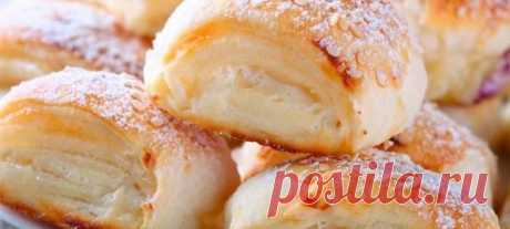 Быстрые хрустящие слойки с творогом к чаю Такую выпечку приготовит даже ребенок. Слойки получаются ароматными и хрустящими, а творожная начинка – мягкой и нежной.