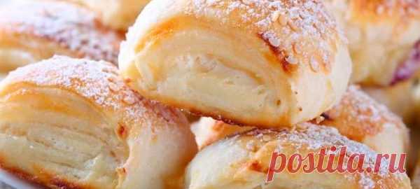 Быстрые хрустящие слойки с творогом к чаю Такую выпечку приготовит даже ребенок. Слойки получаются ароматными и хрустящими, а творожная начинка – мягкой и нежной.