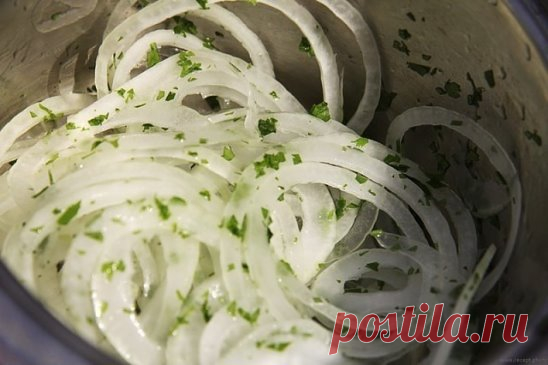 Маринованный лук 
Маринованный лучок для шашлыка, салатов и просто с хлебушком покушать 
4-5 луковиц 
2-3 зубчика чеснока 
2-3 ст.л. уксуса 
5 ст.л. растительного масла 
2-3 ч.л. сахара 
лавровый лист 
перец черный 
сухая зелень петрушки и укропа 
соль по вкусу 
Лук нарезаем кольцами или полукольцами 
Складываем нарезанный лучок в гламурную посудку 
Добавляем сухую зелень петрушки и укропа 
Далее лавровый лист 
Следом сахар 
Перец (соль по - вкусу) 
Заливаем уксусом 
Хорошенько перемешиваем