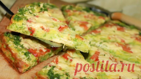 Кабачковая пицца с помидорами и грибами: польза в каждом кусочке! 
Ингредиенты:
Кабачок - 600 г 
Яйцо - 2 шт
Мука цельнозерновая - 1 ст
Сода - 1/2 ч. л
Соль, перец - по вкусу
Для начинки:
Помидоры - 3 шт
Грибы отварные 100 г (у нас шампиньоны)
Сыр нежирный - 100 г 
Приготовление:
Кабачки молодые очистить. Если кабачки зрелые, то удалить семена. 
И натереть на крупной терке. Добавить соль, яйца и перемешать. Поперчить по вкусу. И добавить просеянную муку и соду. Замесить тесто. Тесто получа