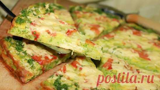 Кабачковая пицца с помидорами и грибами: польза в каждом кусочке! 
Ингредиенты:
Кабачок - 600 г 
Яйцо - 2 шт
Мука цельнозерновая - 1 ст
Сода - 1/2 ч. л
Соль, перец - по вкусу
Для начинки:
Помидоры - 3 шт
Грибы отварные 100 г (у нас шампиньоны)
Сыр нежирный - 100 г 
Приготовление:
Кабачки молодые очистить. Если кабачки зрелые, то удалить семена. 
И натереть на крупной терке. Добавить соль, яйца и перемешать. Поперчить по вкусу. И добавить просеянную муку и соду. Замесить тесто. Тесто получа