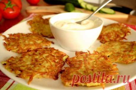 Картофельные драники - бюджетный и вкусный вариант домашнего блюда | Вкусно-ешка Пульс Mail.ru Драники получаются очень вкусными, воздушными, нежными, с тонкой хрустящей корочкой. А со сметаной или соусом драники просто превосходны! Такое блюдо из картофеля с легкостью сможет разнообразить...