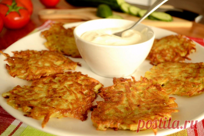 Картофельные драники - бюджетный и вкусный вариант домашнего блюда | Вкусно-ешка Пульс Mail.ru Драники получаются очень вкусными, воздушными, нежными, с тонкой хрустящей корочкой. А со сметаной или соусом драники просто превосходны! Такое блюдо из картофеля с легкостью сможет разнообразить...