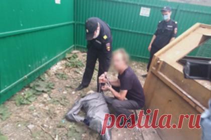 Россиянин из ревности зарезал сожительницу за мусорным контейнером. В Пермском крае был задержан 65-летний россиянин, подозреваемый в убийстве женщины. 29 августа россиянин и его сожительница распивали алкоголь возле мусорных контейнеров. В какой-то момент между возлюбленными произошла ссора на почве ревности, в ходе которой мужчина схватил нож и двумя ударами в грудь убил спутницу.