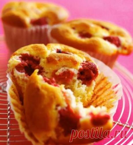 Маффины с малиной Испеките на завтрак мягкие, ароматные, легкие и питательные маффины с малиной, переполненные сладкими и свежими ягодами! Если вы не знаете, чем можно побаловать себя и своих домочадцев утром, то эта нежная выпечка станет и для них, и для вас идеальным завтраком. Кстати, эти маффины необязательно делать именно с малиной. Эту ягоду вполне можно заменить свежей или замороженной черникой. А если мелко порубить плитку настоящего шоколада и смешать его с ягодам...