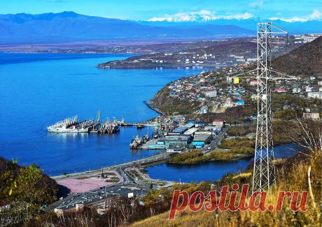 Вид на набережную и Петропавловский судоремонтно-механический завод. Фотограф: Юрий Смитюк.  Подробнее на ТАСС:  
https://tass.ru/spec/kamchatka  |  Осенняя Камчатка - Туризм на Камчатке - Вулканы Камчатки