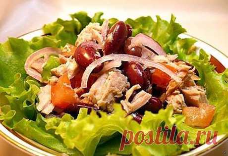 Салат из фасоли с красным луком и тунцом