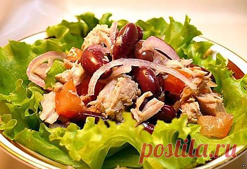 Салат из фасоли с красным луком и тунцом
