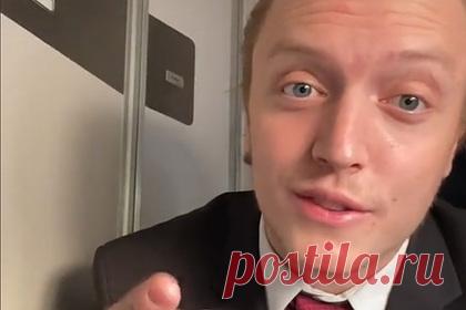 Бортпроводник раскрыл секретное значение звуковых сигналов на борту самолета. Сотрудник американских авиалиний Томми Чимато (Tommy Cimato), который прославился в социальных сетях благодаря роликам о профессии, раскрыл значение звуковых сигналов на борту самолета. Например, бортпроводник объяснил, что два сигнала (первый в высокой тональности, второй — в низкой) означают телефонный звонок.