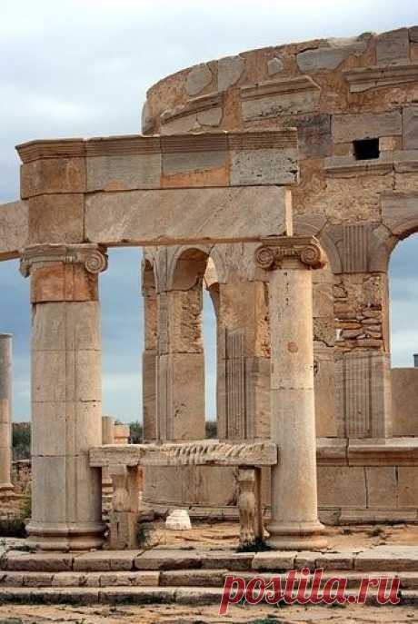 The ruins of the ancient city of Leptis Magna in Libya. located in Khoms, Libya, 130 km (81 mi) east of Tripoli, on the coast where the Wadi Lebda meets the sea. The site is one of the most spectacular and unspoiled Roman ruins in the Mediterranean. |  Найдено на сайте flickr.com.