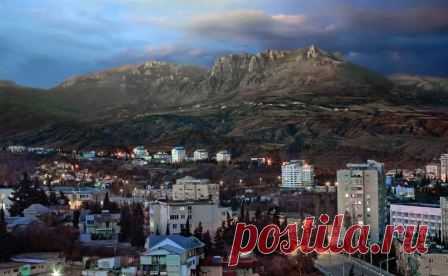 Лучший отдых в Алуште, Крым: достопримечательности, цены, экскурсии, обзор города, жилье в Алуште, гостиницы и отели, туры. Погода в Алуште, карта города, где хорошо отдохнуть в Алуште.