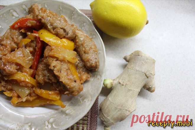 Свинина в кисло сладком соусе с ананасами по-китайски

✅Ингредиенты
ананасы - 50 г;
свинина - 400 г;
соевый соус - 50 мл;
чеснок - 2 дольки;
томатная паста - 1/2 ст.л;
ананасовый сироп - 75 мл;
смесь перцев - по вкусу;
имбирь - 5 г;
болгарский перец - 1 шт;
мука - 3 ст.л;
соль - по вкусу;
крахмал - 3 ст.л;
лимонный сок - по вкусу.
