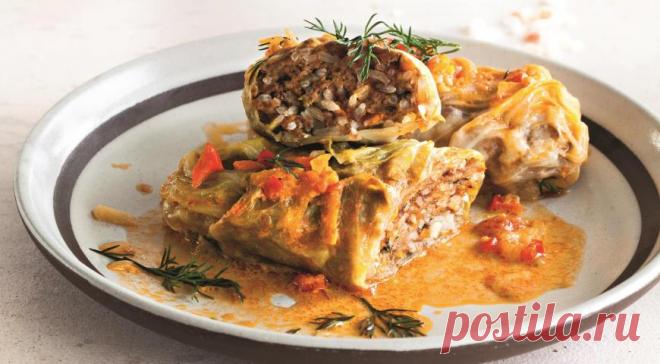 Голубцы в томатно-сметанном соусе - Едим-дома Голубцы – такое уютное и очень домашнее блюдо, и что редко бывает — абсолютно всесезонное. Летом готовят голубцы из молодой капусты – нежные, с деликатным вкусом. К ним идеально подходит сметана, и не вздумайте добавлять томатную пасту. А ближе к зиме голубцы можно сделать с насыщенным вкусом — тут к …