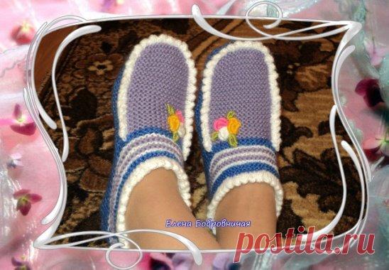 АВТОРСКАЯ РАБОТА БОБРОВНИЧЕЙ ЕЛЕНЫ
Набрать на спицы 51 петлю, провязать 8 рядов платочной вязкой. Затем разделить все петли на три части: 17+17+17, и вязать только среднюю часть. Боковые петли временно снимаем на булавки.
Провязав 10-12 см, у нас получится прямоугольник. Петли не закрываем.
По бокам прямоугольника набираем дополнительные петли (примерно 23-25) нитью другого цвета. 
Вывязываем 