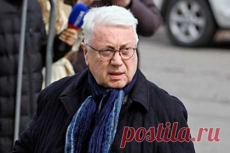 У Винокура нашли долг перед налоговой. У известного российского юмориста Владимира Винокура нашли долг перед налоговой службой. Сообщается, что артист эстрады задолжал 527 тысяч рублей. Другие подробности не приводятся. В 2018 году на Винокура и его соседей подали в суд из-за долгов по оплате коммунальных услуг.