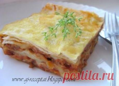 Lazanija su lavašu - labai skani! Netradicinė lazanija - vietoj makaronų lakštų naudojamas lavašas. Man labai patiko. Tikiuosi, patiks ir Jums! Lazanija labai skani! Man patiko daug labiau, nei daroma su makaronų lakštais. Su lavašu ji švelnesnio, lengvesnio skonio. Ruošiame mėsos padažą: smulkiai sukapojame svogūną