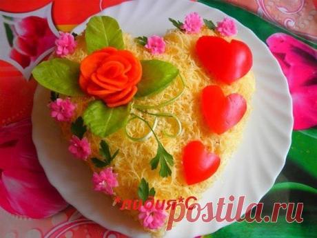 Оформление салата. Роза из моркови,
сердечки -красный перец свежий.