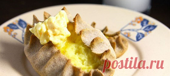 Калитки (карельские пирожки) с начинкой. Рецепт Смешайте в стакане сметану и молоко.
