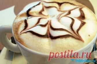 Как приготовить классический кофе капучино в домашних условиях Придуманный в Италии, всем известный напиток капучино состоит из кофе и молока, которое взбито в сильную пену. С итальянского языка это название переводится как “капюшончик”, в честь монахов, носивших одеяния цвета кофе в сочетании с белоснежной отделкой.