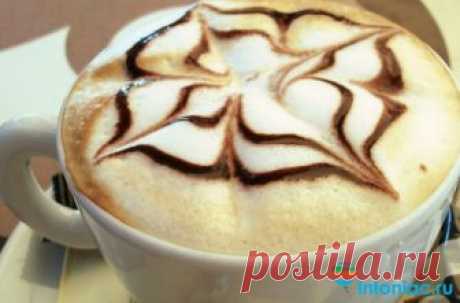 Как приготовить классический кофе капучино в домашних условиях Придуманный в Италии, всем известный напиток капучино состоит из кофе и молока, которое взбито в сильную пену. С итальянского языка это название переводится как “капюшончик”, в честь монахов, носивших одеяния цвета кофе в сочетании с белоснежной отделкой.