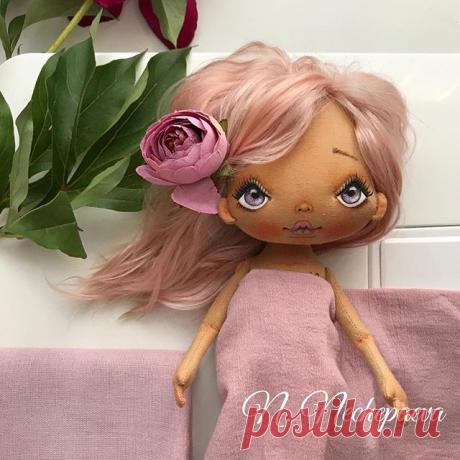 🌸🌸🌸 Когда я начинала шить серию кукол с цветами на платьях, то купила краску для волос розового цвета, цена в районе 350₽. По моему фирма Лореаль, обычная, в коробке. Прилетела домой и сразу же начала красить шерсть для кукольных волос. Получила "чудесный" серобуромалиновый цвет, который в итоге перекрашивала в каштановый.
А эта 👆🏻краска АртКолор за 35₽ 🤓, ну и что, что заявлена как "Бежевый блонд" 🙈😄, цвет то именно тот, который я и хотела тогда. Покраска волос - ...