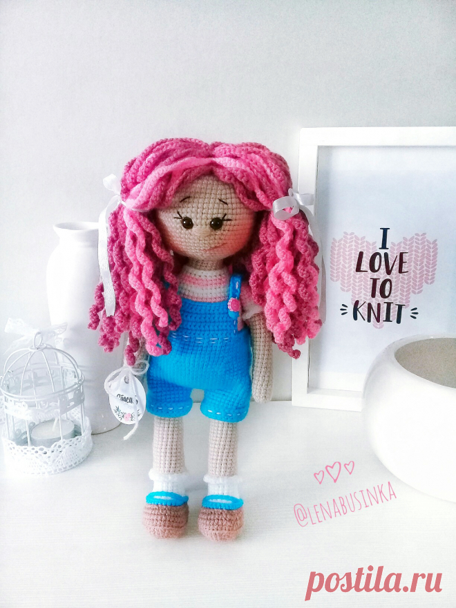 PDF Кудряшка Сью крючком. FREE crochet pattern; Аmigurumi doll patterns. Амигуруми схемы и описания на русском. Вязаные игрушки и поделки своими руками #amimore - большая кукла, куколка в комбинезоне.