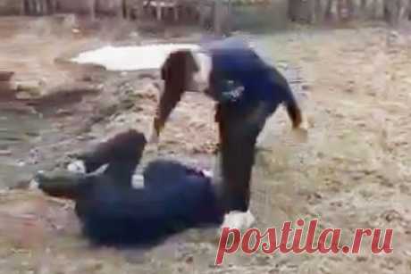 Российские подростки толпой напали на 13-летнего мальчика и попали на видео. В Сокуре Новосибирской области подростки толпой напали на 13-летнего мальчика и жестоко избили. Издевательства российских школьников над сверстником попали на видео. На появившихся кадрах видно, как один подросток подходит к ребенку и кидает его через плечо, а затем избивает руками и ногами, нанося удары по всему телу.