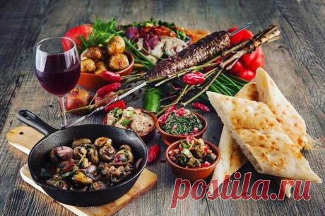 Грузинская кухня: 15 знаменитых блюд К еде в Грузии отношение уникальное. Еда - это всегда яркий праздник вкуса и пиршество общения. И это десятки рецептов, известных на весь мир. А знаете ли вы, что многие блюда грузинской кухни не изменились со времен Колхидского царства, а значит, сам Ясон и его Медея могли наслаждаться грузинскими сырами и вином, цыпленком тапака и сациви, пхали, хинкали, чурчхелой и харчо? 