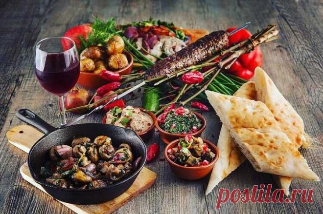 Грузинская кухня: 15 знаменитых блюд К еде в Грузии отношение уникальное. Еда - это всегда яркий праздник вкуса и пиршество общения. И это десятки рецептов, известных на весь мир. А знаете ли вы, что многие блюда грузинской кухни не изменились со времен Колхидского царства, а значит, сам Ясон и его Медея могли наслаждаться грузинскими сырами и вином, цыпленком тапака и сациви, пхали, хинкали, чурчхелой и харчо? 