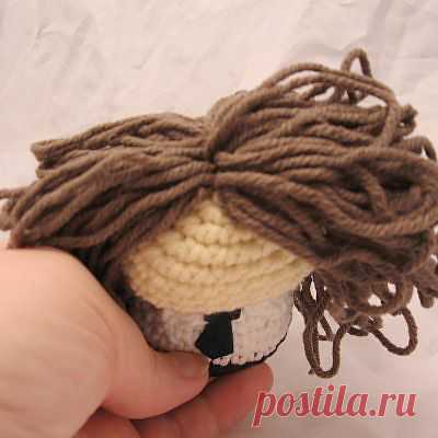 Creepy Cute Coiffure: Making and attaching hair | NeedleNoodles: Crochet Patterns, Knit Patterns, Amigurumi Awesomeness