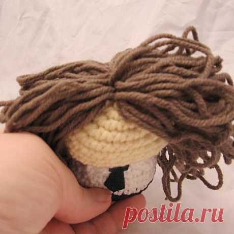 Creepy Cute Coiffure: Making and attaching hair | NeedleNoodles: Crochet Patterns, Knit Patterns, Amigurumi Awesomeness
