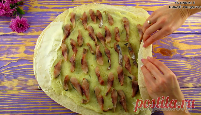 Очень вкусный праздничный рулет из лаваша с сельдью Сегодня предлагаю Вам приготовить, закусочный рулет из лаваша с сельдью. Любителям селедки, будет как раз, кстати, такая быстрая и сытная закуска.Он отлично вписывается в меню праздничного стола. Так,...