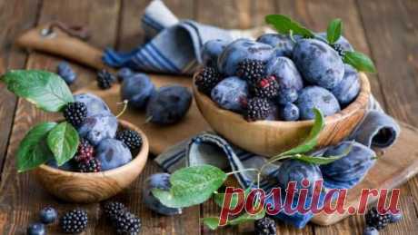 Обои слива и ежевика в деревянной миске :: novoboi.ru
