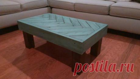 Кофейный столик из остатков пиломатериалов Материалы:- деревянные бруски 10 х 10 см: 1. 35-40 см- 4 отрезка (для ножек);2. 35 см- 2 отрезка (поперечные элементы рамы);3. 65-70 см распущенный вдоль на две одинаковые делали (продольные элементы ...
