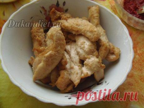 Куриные нагетсы
500 г куриного филе,
3 ст. л. воды,
0,5 ч. л. соли,
1 ч. л. приправы «К курице» (можно заменить смесью куркумы, черного перца, других любимых Вами приправ, но тогда норму соли немного увеличить).
Разогреваем духовку до 200С. Большой противень застилаем пергаментной бумагой.