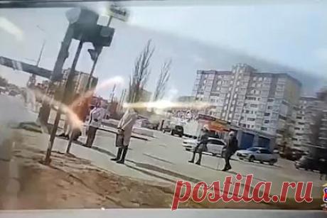Россиянка на Vortex влетела в остановку с людьми и попала на видео. Жительница Волгограда на Vortex Estina влетела в остановку с людьми, в результате погибла пенсионерка. Происшествие попало на видео. На появившемся ролике с видеорегистратора россиянка разговаривает по телефону и не следит за дорогой. Внезапно женщина теряет контроль над транспортным средством.