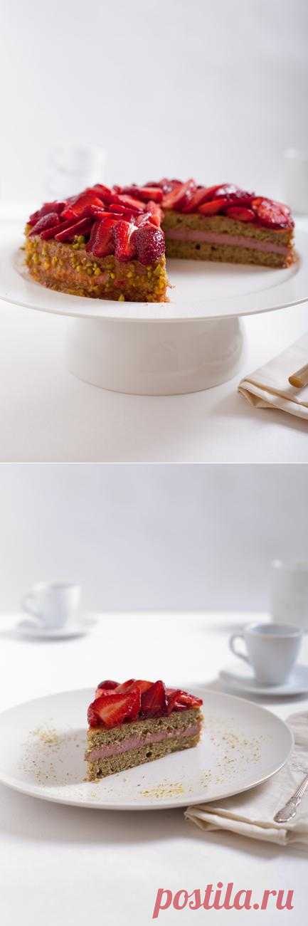 Торт с зеленым чаем и клубникой.