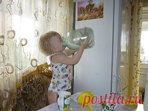 Это меня дедушка научил, как правильно пить молоко.